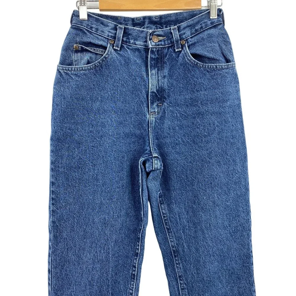 Lee Jeans features 	•